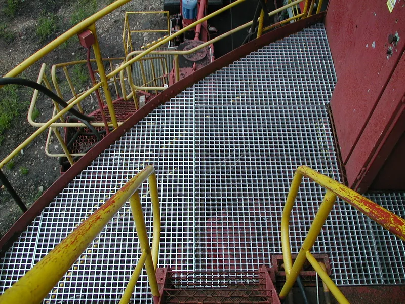Pochozí plošina a schodiště z GFK roštů